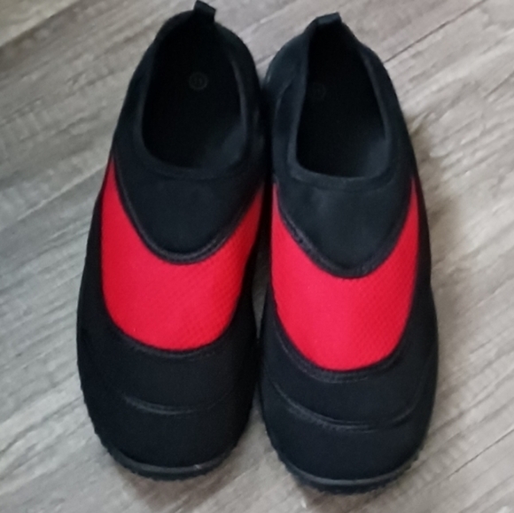 Black and red water shoes - Picture 1 of 2